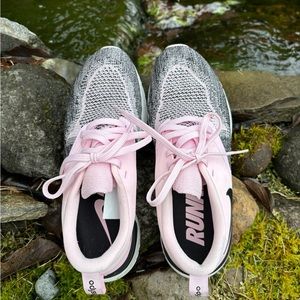 Women’s Nike odyssey react tennis shoe